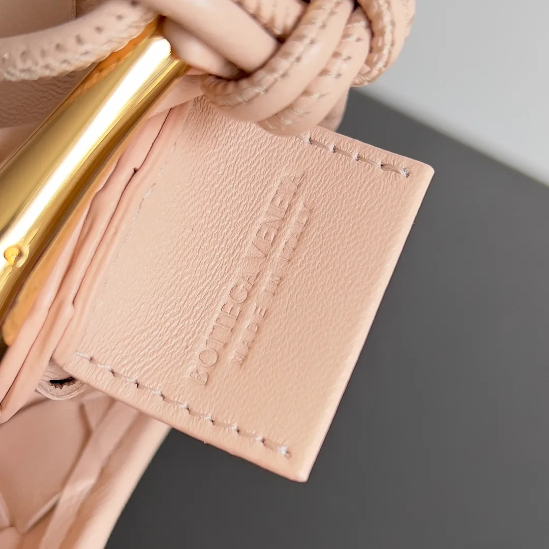 Batch of 1260 BV Mini Sardine is coming‼ ️Super high-end, stainless steel hardware + 24k real gold plating process, fish scales (concave and convex positions) are the finishing touch, the sardine bag that can be carried cross-body is completely beautiful to the heart. The metal element handle and the weaving are perfectly combined to completely integrate the artistic sense and elegance and fashion. It is really like a work of art🏺The large size is elegant, the small size is exquisite and cute, a must-have item for fashionistas, and the details are perfectly reproduced. Style number: 744267 Size 20*12*2.5
